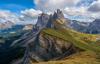 dolomity-italiia-gory-vershiny-sklony-domiki-poselenie-skaly.jpg